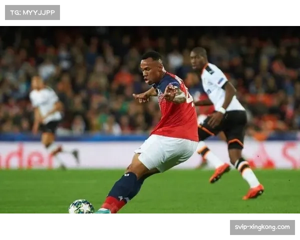 奥格斯堡三中卫体系防守落位迅速 但边路空当容易被对手利用